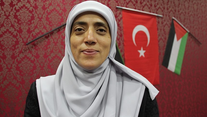 Bir Kur’an öğretmeni; ama bundan çok daha fazlası, Mescid-i Aksa’nın kararlı bir savunucusu. Küçük yaşta babasının elinden tutup Aksa’ya gidişleriyle başlayan bağlılık, zamanla bütün bir hayata yayılan direnişin adı oldu. 